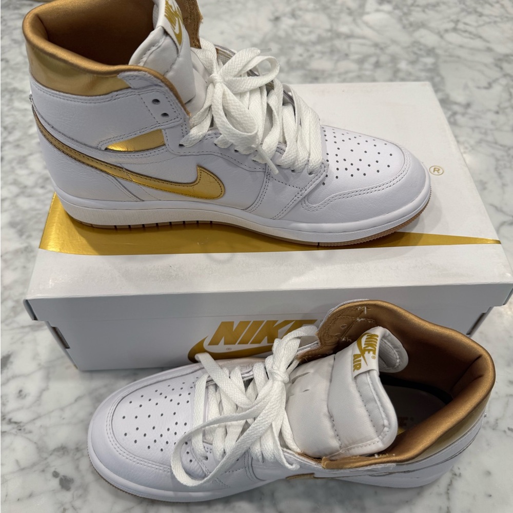 NIB Air Jordan 1 Retro High OG Metallic Gold Womens Size 8 White FD2596 107